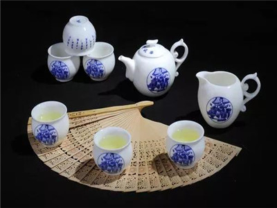领导扒开我奶罩吸我奶头视频